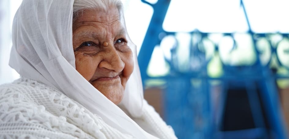 elderly-woman-missing-teeth