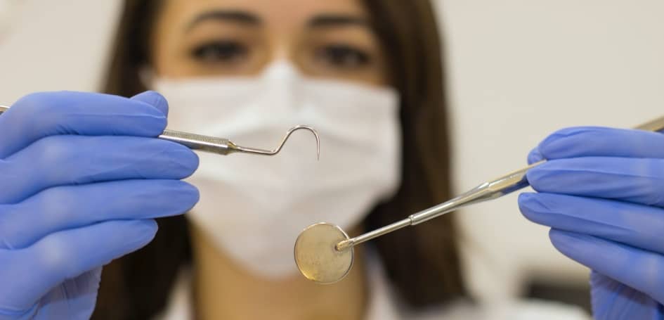 dentist-holding-tools