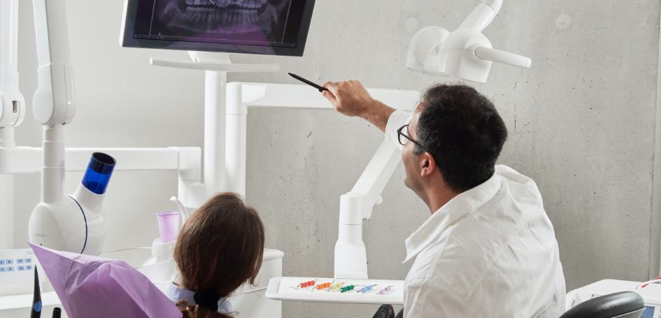 dentist-with-patient