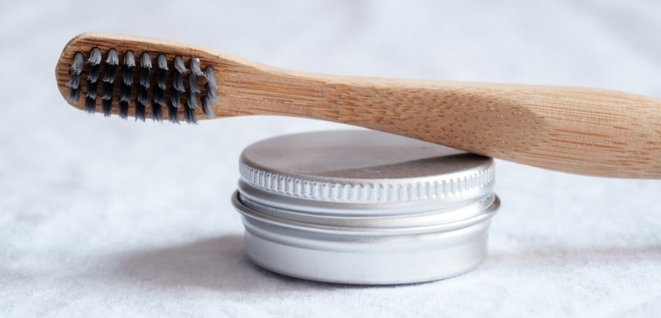 activated-charcoal-teeth-whitening