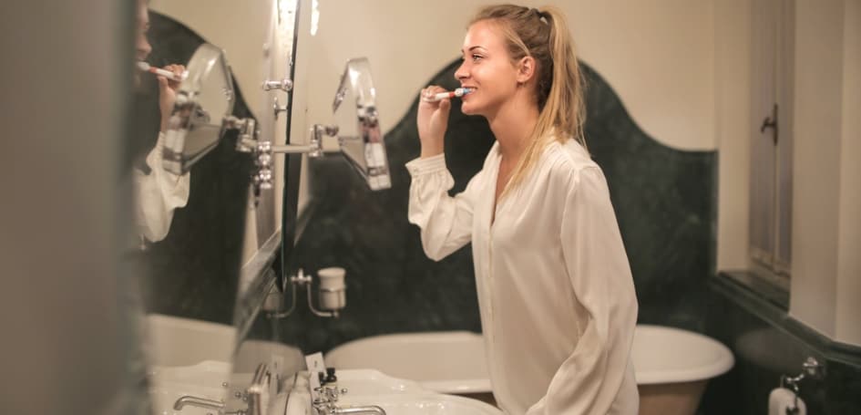 woman-brushing-teeth